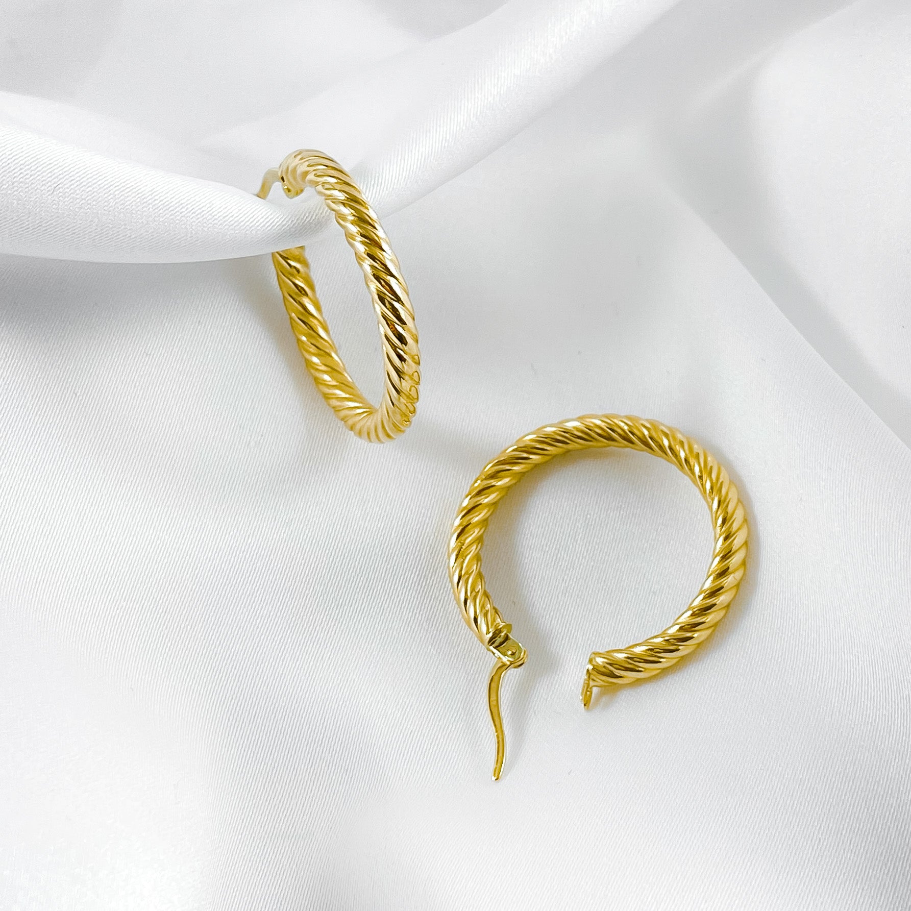 Twisted Oro Hoops Large