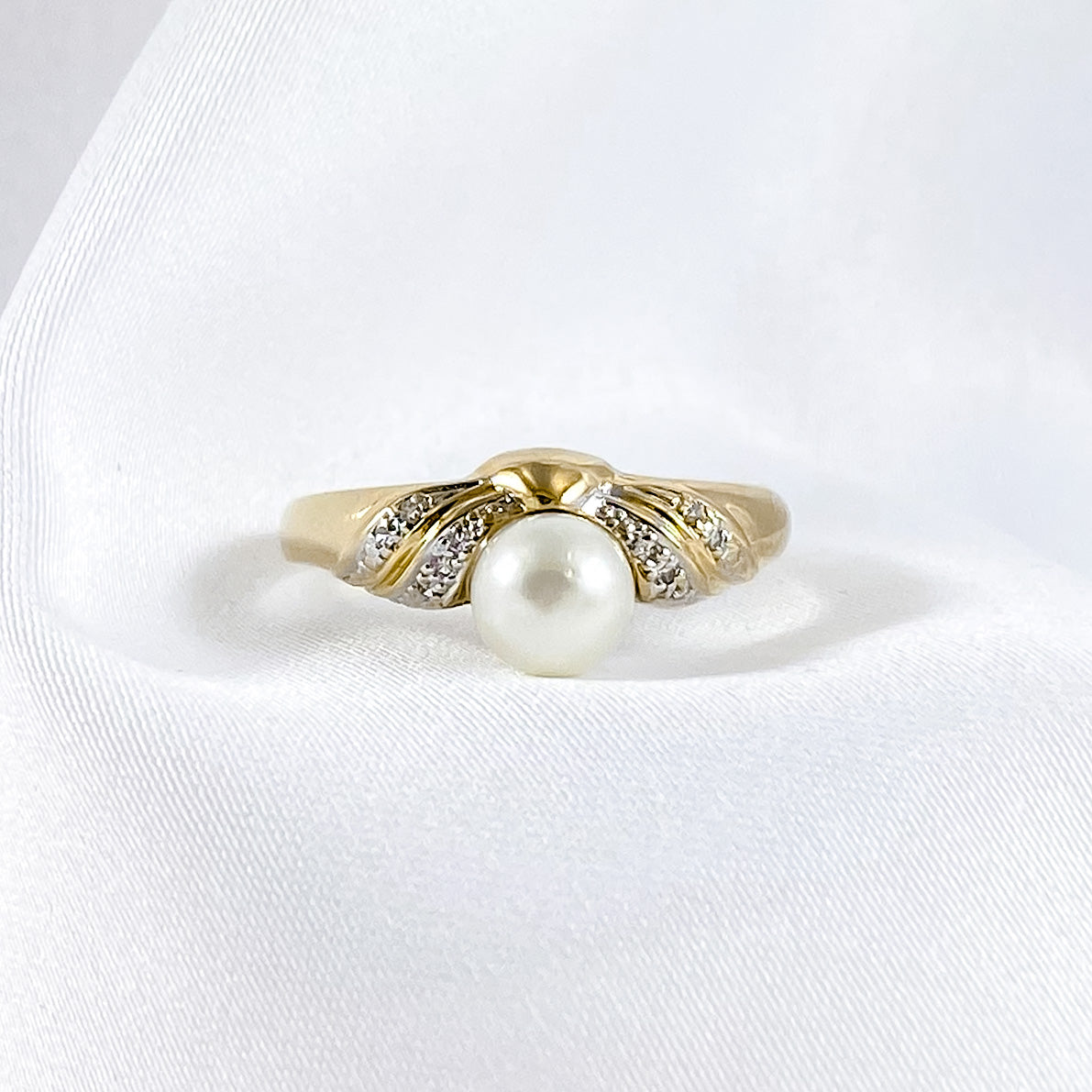 Elegant Pearl and Diamond Ring