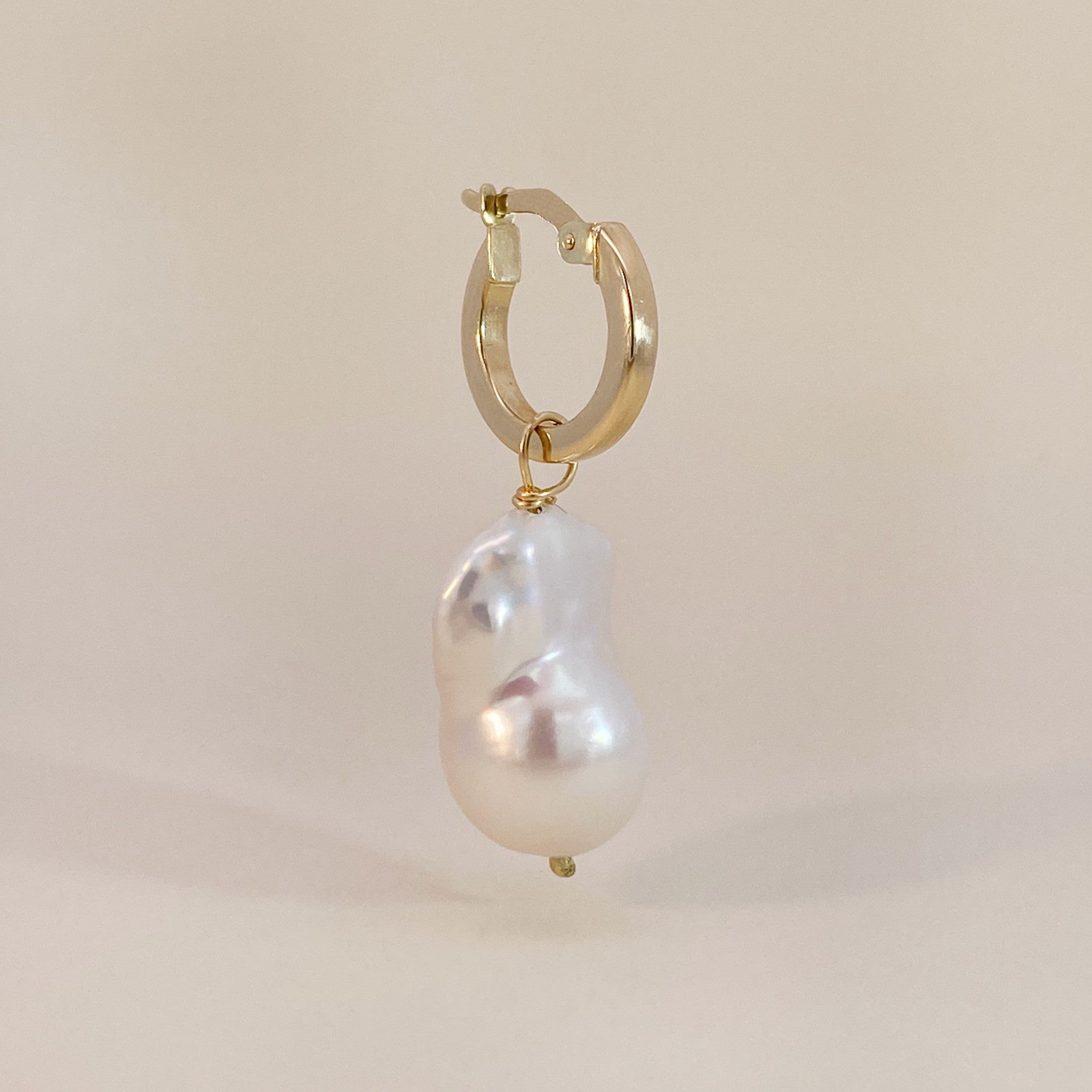 Baroque pearl pendant