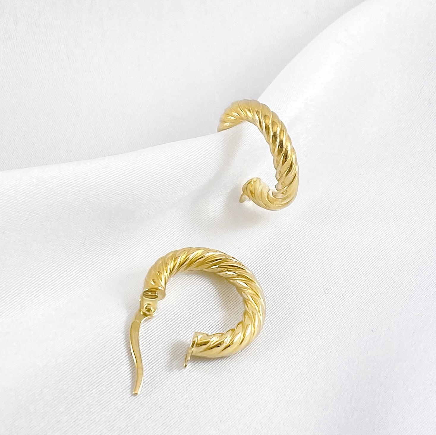 Twisted Oro Hoops Small