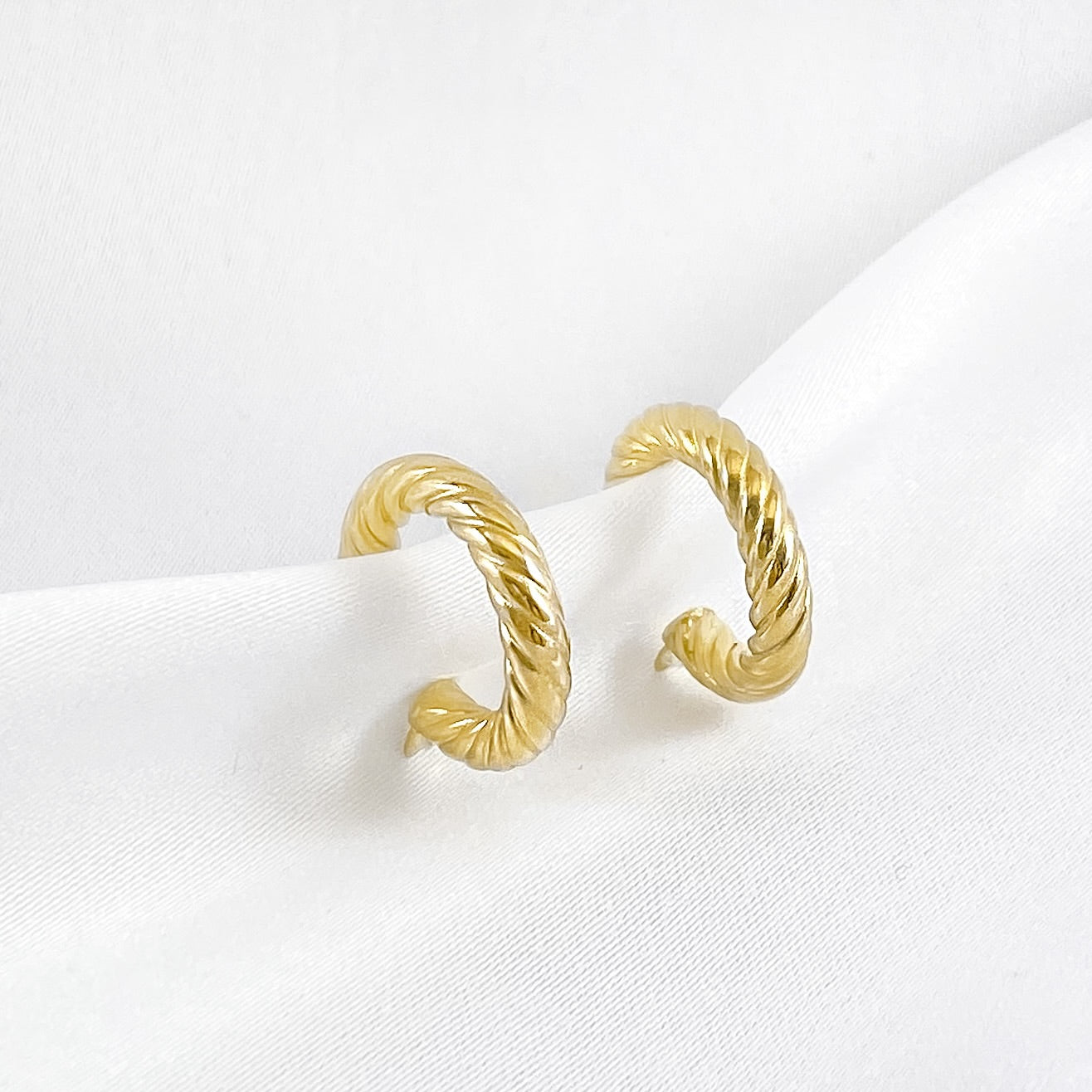 Twisted Oro Hoops Small Gold