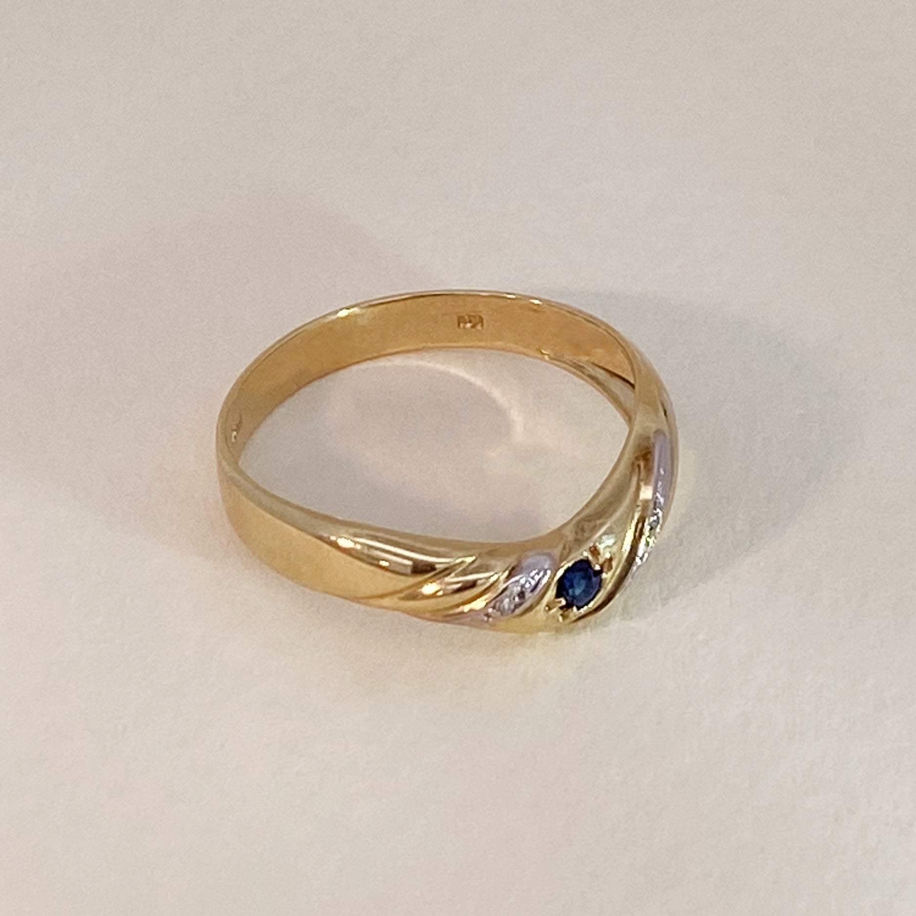 Vintage blue sapphire diamonds ring