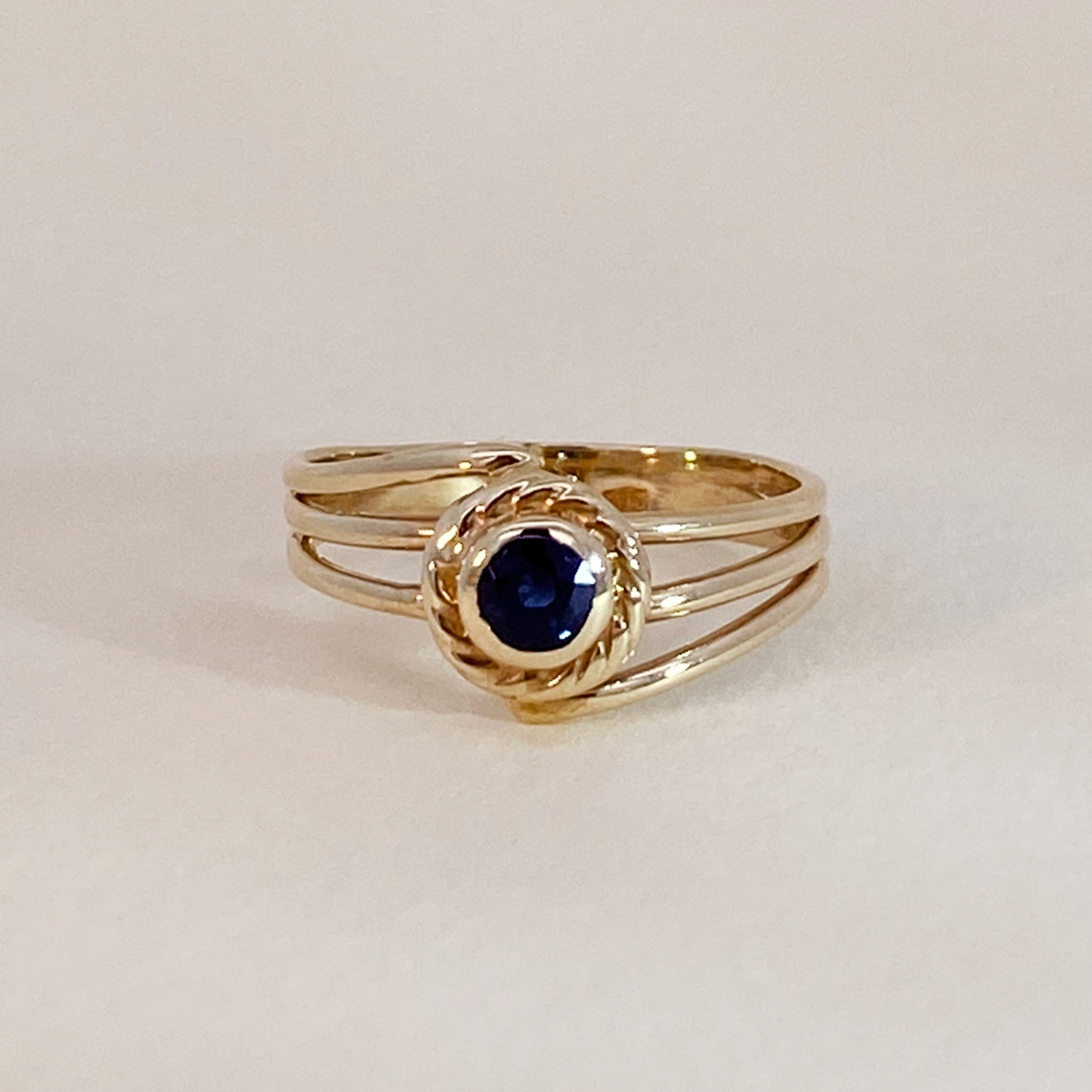 Vintage elegant blue sapphire ring