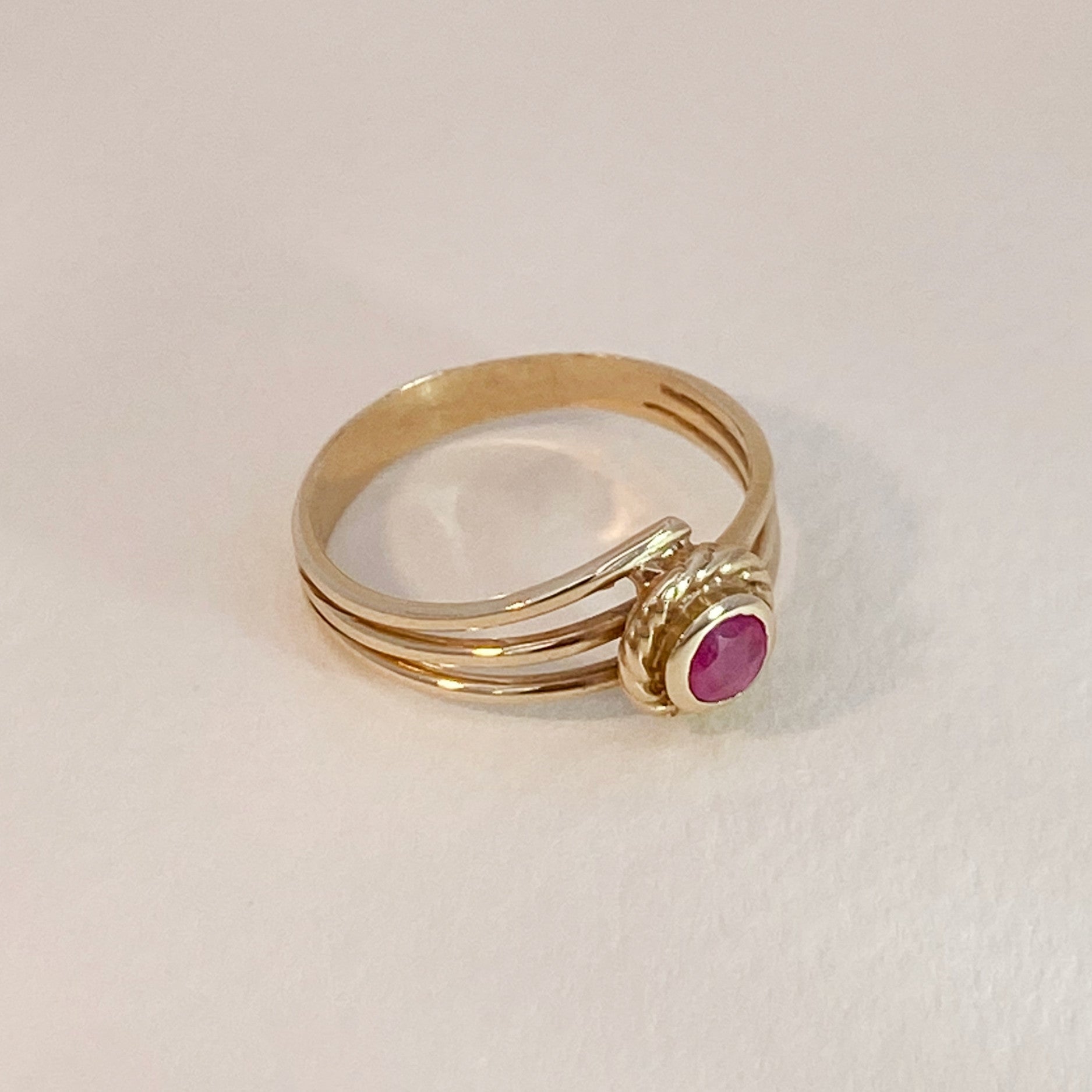 Vintage elegant pink sapphire ring