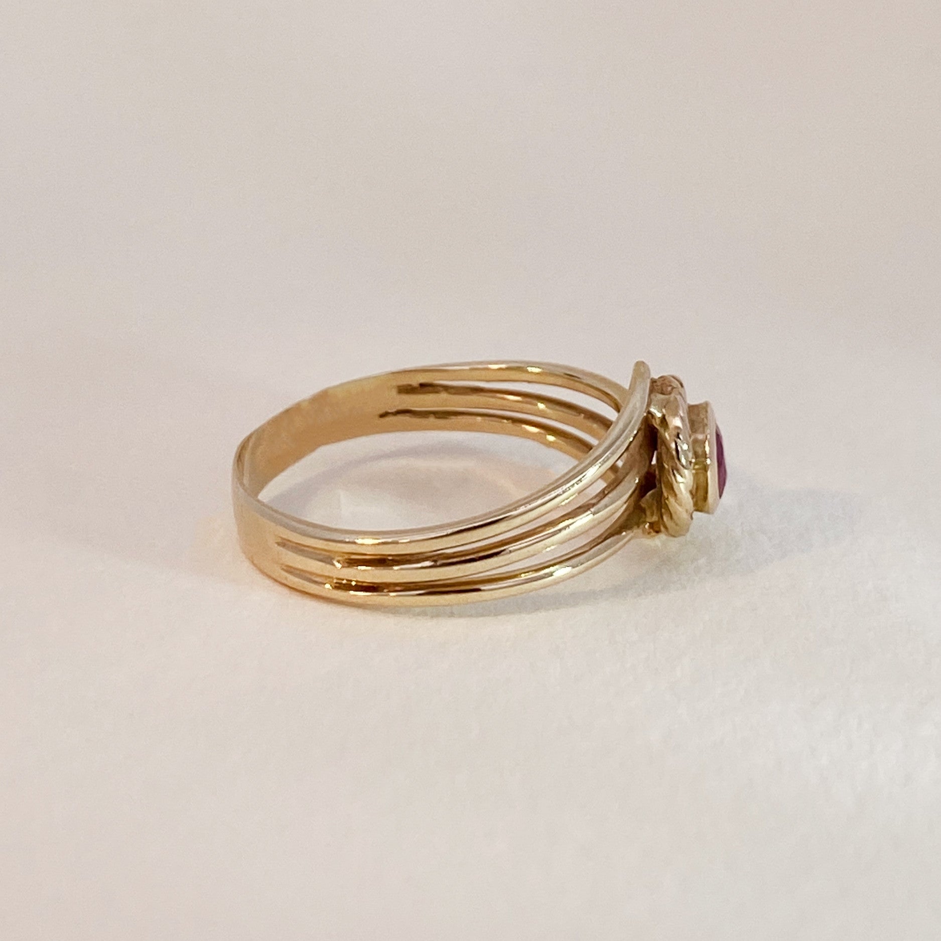 Vintage ring met ronde roze saffier