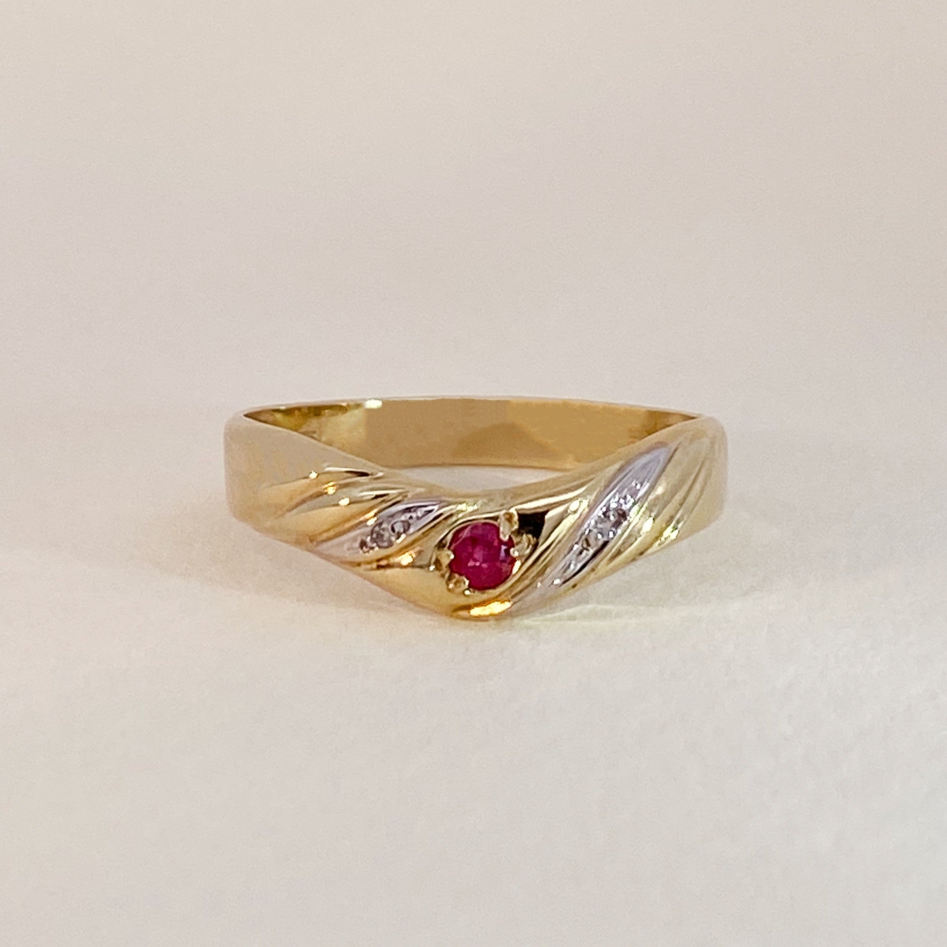 Vintage ring met roze saffier en diamanten