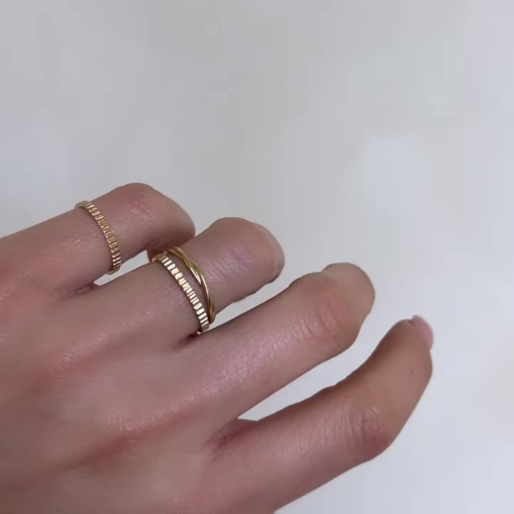 Details Tiny Twist Ring